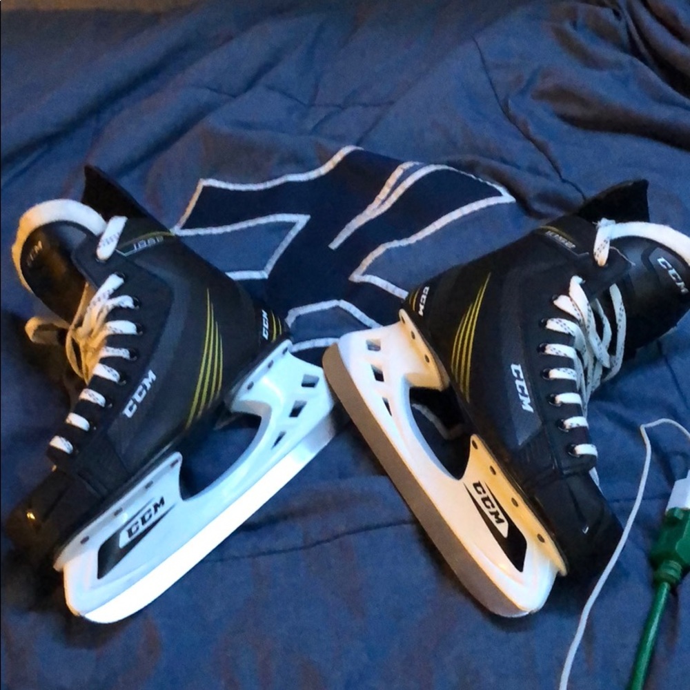 MENS SIZE 8 CCM ICE SKATES WORN ONCE